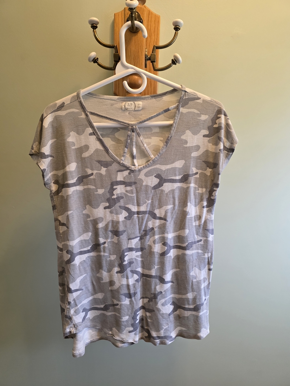 Maurices Light Gray Camo Short Sleeve V-Neck Top-XS